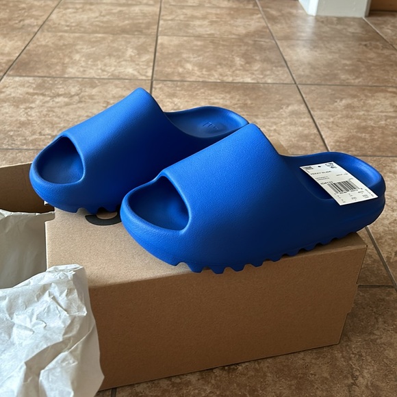 Azure Yeezy slides - Picture 3 of 5